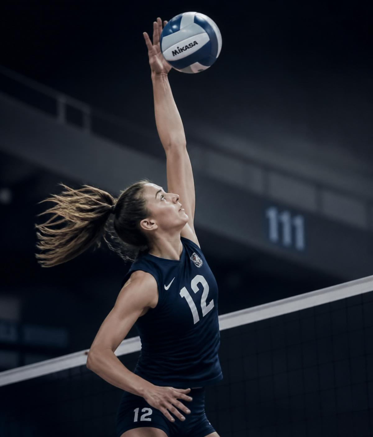 Joueuse de volley-ball en attaque au-dessus du filet